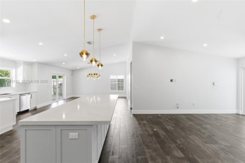 House in Miami, Florida 4 bedrooms, 196.4 sq.m. № 2009353 - photo 11