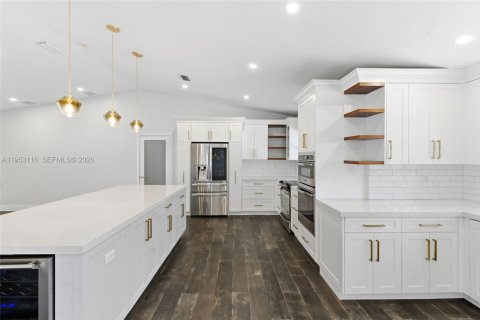 House in Miami, Florida 4 bedrooms, 196.4 sq.m. № 2009353 - photo 14