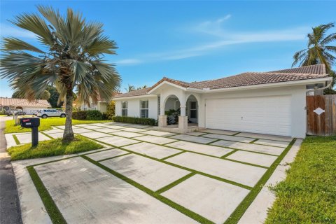 House in Miami, Florida 4 bedrooms, 196.4 sq.m. № 2009353 - photo 7