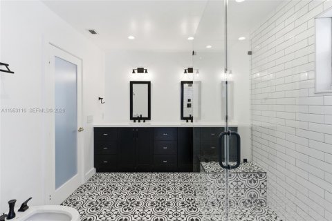 House in Miami, Florida 4 bedrooms, 196.4 sq.m. № 2009353 - photo 25