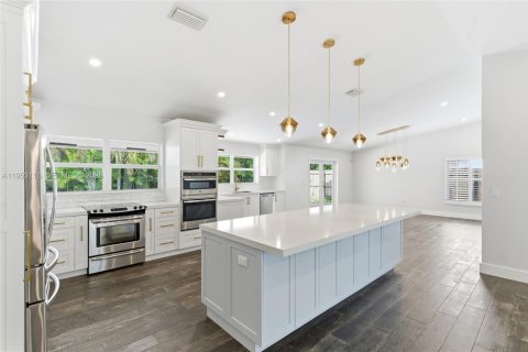 House in Miami, Florida 4 bedrooms, 196.4 sq.m. № 2009353 - photo 10