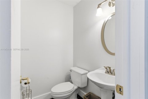 House in Miami, Florida 4 bedrooms, 196.4 sq.m. № 2009353 - photo 19