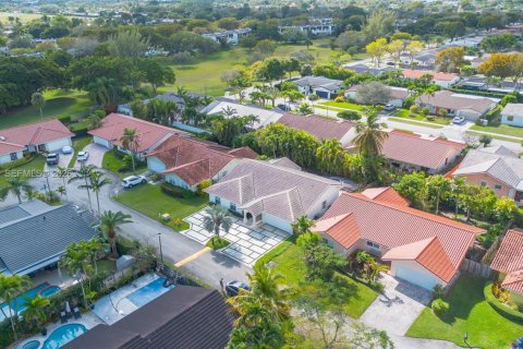 House in Miami, Florida 4 bedrooms, 196.4 sq.m. № 2009353 - photo 4