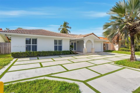 House in Miami, Florida 4 bedrooms, 196.4 sq.m. № 2009353 - photo 6