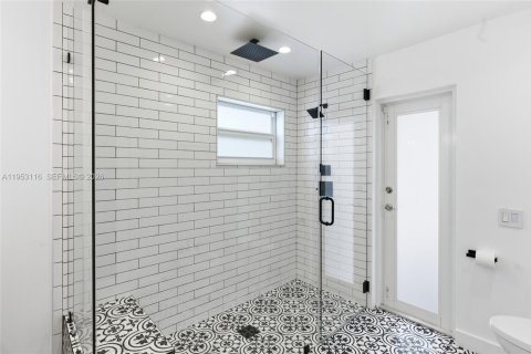 House in Miami, Florida 4 bedrooms, 196.4 sq.m. № 2009353 - photo 26
