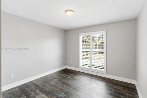 House in Miami, Florida 4 bedrooms, 196.4 sq.m. № 2009353 - photo 27