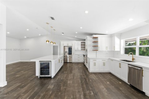 House in Miami, Florida 4 bedrooms, 196.4 sq.m. № 2009353 - photo 13