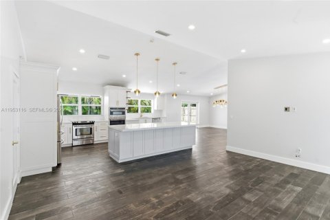 House in Miami, Florida 4 bedrooms, 196.4 sq.m. № 2009353 - photo 9