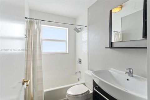 House in Miami, Florida 4 bedrooms, 196.4 sq.m. № 2009353 - photo 30