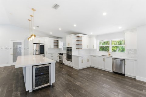 House in Miami, Florida 4 bedrooms, 196.4 sq.m. № 2009353 - photo 15