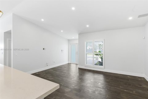 House in Miami, Florida 4 bedrooms, 196.4 sq.m. № 2009353 - photo 12