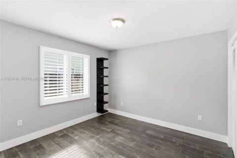 House in Miami, Florida 4 bedrooms, 196.4 sq.m. № 2009353 - photo 28