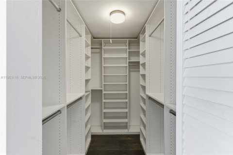 House in Miami, Florida 4 bedrooms, 196.4 sq.m. № 2009353 - photo 23