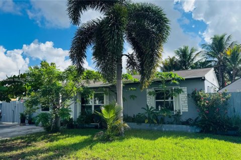 Casa en venta en North Lauderdale, Florida, 2 dormitorios, 74.32 m2 № 1941821 - foto 1