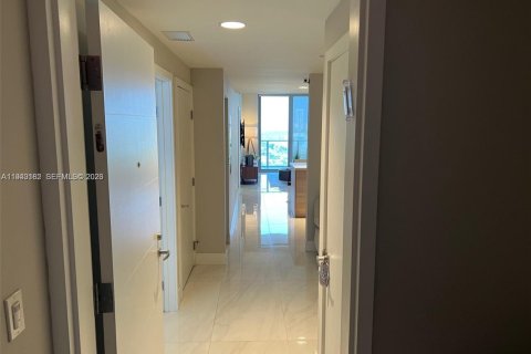Condo in North Miami Beach, Florida, 2 bedrooms № 2152692 - photo 6