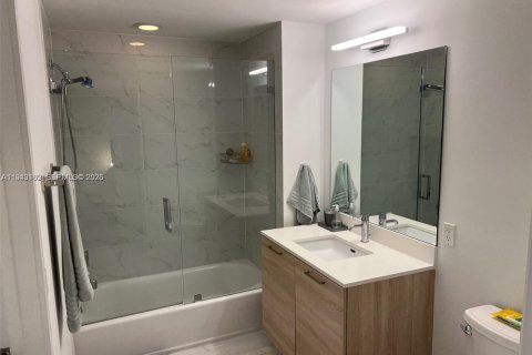 Condo in North Miami Beach, Florida, 2 bedrooms № 2152692 - photo 17