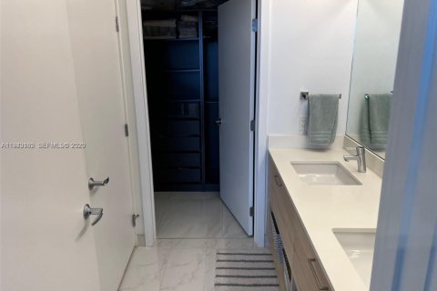 Condo in North Miami Beach, Florida, 2 bedrooms № 2152692 - photo 13