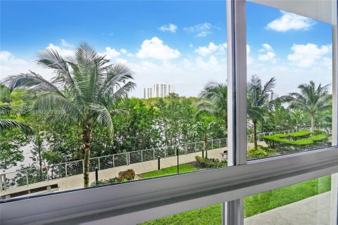 Condo in North Miami Beach, Florida, 2 bedrooms № 2152692 - photo 22