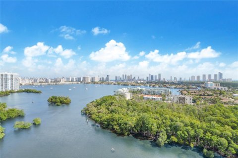 Condo in North Miami Beach, Florida, 2 bedrooms № 2152692 - photo 2
