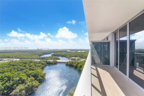 Condo in North Miami Beach, Florida, 2 bedrooms № 2152692 - photo 4