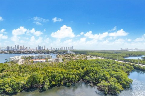 Condo in North Miami Beach, Florida, 2 bedrooms № 2152692