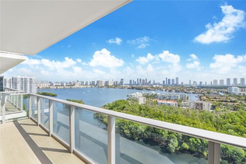 Condo in North Miami Beach, Florida, 2 bedrooms № 2152692 - photo 3
