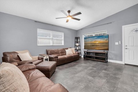 House in Seminole, Florida 4 bedrooms, 127.55 sq.m. № 2418532 - photo 4