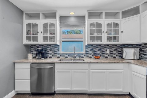 House in Seminole, Florida 4 bedrooms, 127.55 sq.m. № 2418532 - photo 9