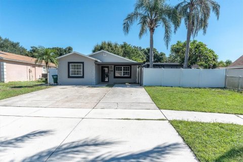 House in Seminole, Florida 4 bedrooms, 127.55 sq.m. № 2418532 - photo 2