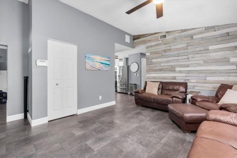 House in Seminole, Florida 4 bedrooms, 127.55 sq.m. № 2418532 - photo 6