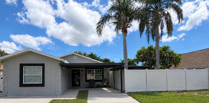 House in Seminole, Florida 4 bedrooms, 127.55 sq.m. № 2418532