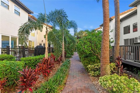 Townhouse in Tampa, Florida 3 bedrooms, 189.43 sq.m. № 1855824 - photo 13
