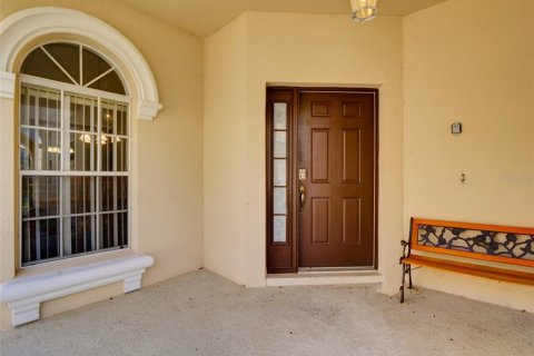 House in Haines City, Florida 5 bedrooms, 252.23 sq.m. № 2166024 - photo 4