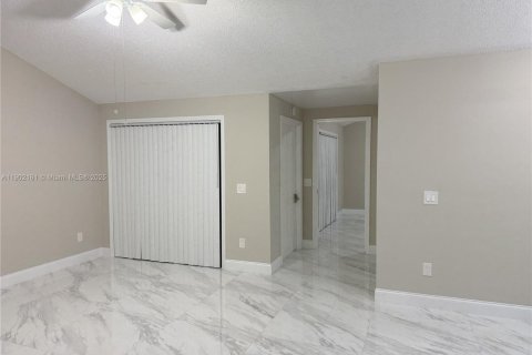 Townhouse in Palm Beach Gardens, Florida 3 bedrooms, 118.54 sq.m. № 1953729 - photo 6