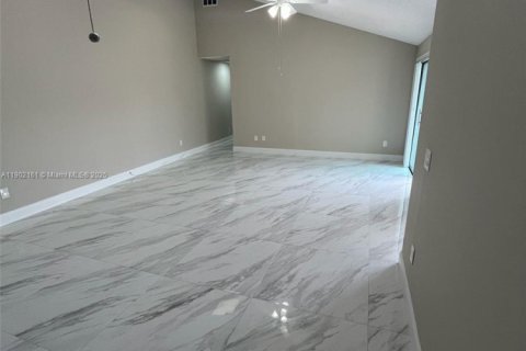 Townhouse in Palm Beach Gardens, Florida 3 bedrooms, 118.54 sq.m. № 1953729 - photo 9