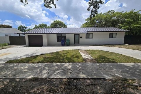 Villa ou maison à louer à Cutler Bay, Floride: 4 chambres, 122.54 m2 № 1971357 - photo 1
