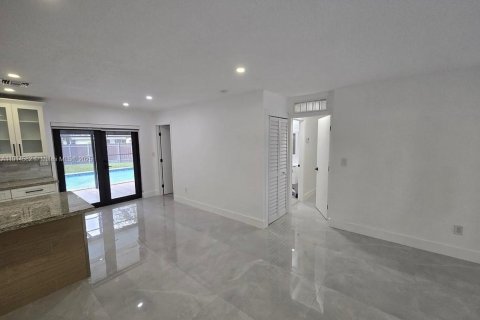 Villa ou maison à louer à Cutler Bay, Floride: 4 chambres, 122.54 m2 № 1971357 - photo 5