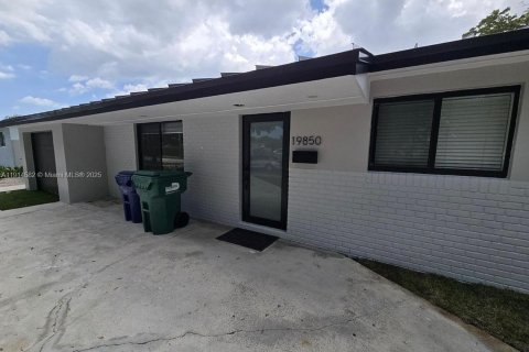 Villa ou maison à louer à Cutler Bay, Floride: 4 chambres, 122.54 m2 № 1971357 - photo 2