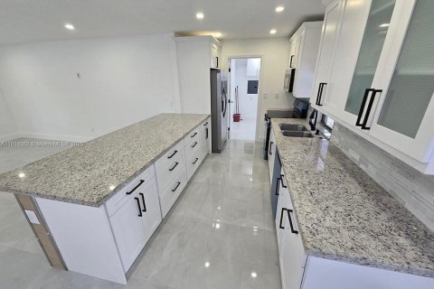 Villa ou maison à louer à Cutler Bay, Floride: 4 chambres, 122.54 m2 № 1971357 - photo 8