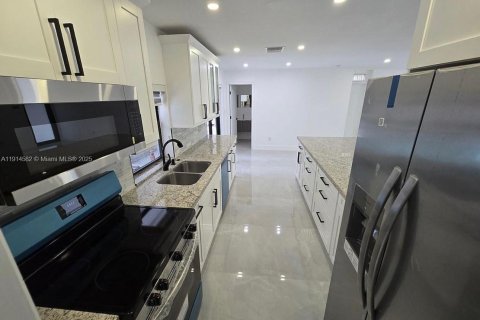 Villa ou maison à louer à Cutler Bay, Floride: 4 chambres, 122.54 m2 № 1971357 - photo 7