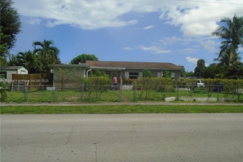 Casa en venta en Hollywood, Florida, 4 dormitorios, 121.7 m2 № 1932753 - foto 6