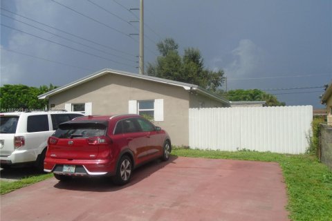 Casa en venta en Hollywood, Florida, 4 dormitorios, 121.7 m2 № 1932753 - foto 1