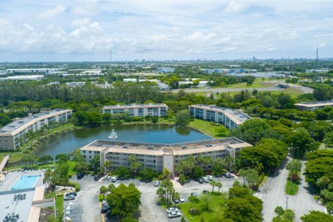 Condo in Coconut Creek, Florida, 2 bedrooms  № 1806130 - photo 3