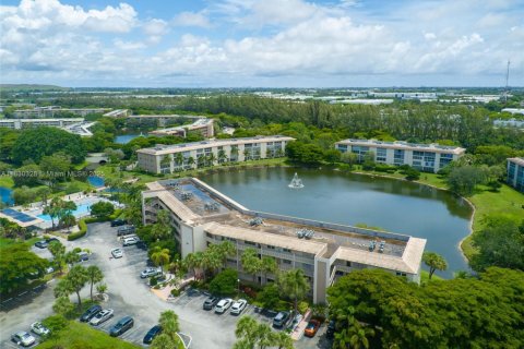 Condo in Coconut Creek, Florida, 2 bedrooms  № 1806130 - photo 5