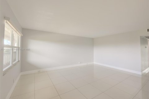 Condo in Coconut Creek, Florida, 2 bedrooms  № 1806130 - photo 21