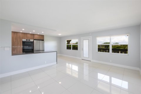 Condo in Coconut Creek, Florida, 2 bedrooms  № 1806130 - photo 15