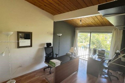 Condo in Miami, Florida, 3 bedrooms  № 2012860 - photo 14