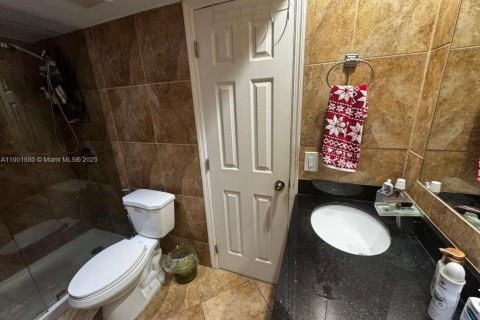 Condo in Miami, Florida, 3 bedrooms  № 2012860 - photo 5