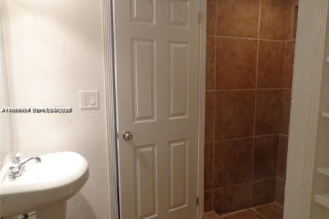 Condo in Sunrise, Florida, 3 bedrooms  № 2030781 - photo 11