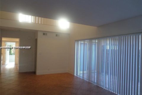 Condo in Sunrise, Florida, 3 bedrooms  № 2030781 - photo 7